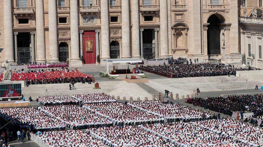 শোকের চাদরে সেইন্ট পিটার’স চত্বর